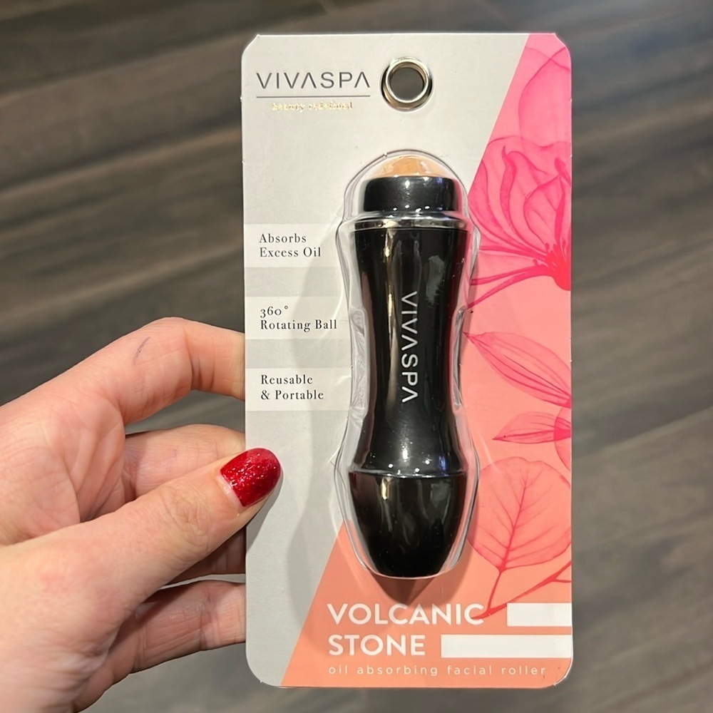 NEW Facial Make Up Roller
